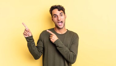 İspanyol yakışıklı adam neşeli ve şaşırmış hissediyor.