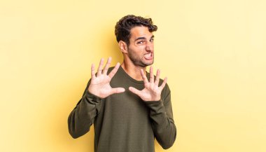 İspanyol yakışıklı adam korkuyor, geri çekiliyor ve bağırıyor.