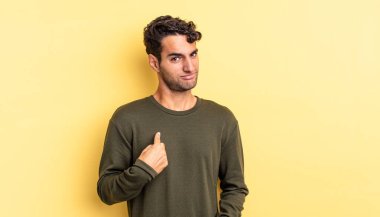 İspanyol yakışıklı adam şaşkın, şaşkın ve güvensiz hissediyor.