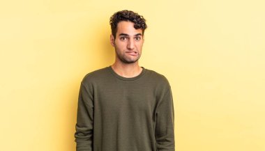 Hispanik yakışıklı adam bilgisiz, şaşkın ve kararsız hissediyor