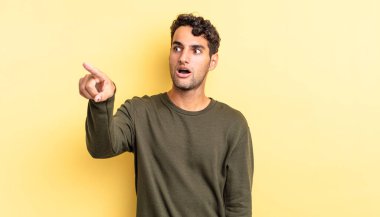 İspanyol yakışıklı adam şok olmuş ve şaşırmış hissediyor.