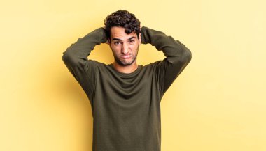 İspanyol yakışıklı adam hayal kırıklığına uğramış ve sinirlenmiş hissediyor.