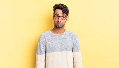 İspanyol yakışıklı adam üzgün ve stresli hissediyor.