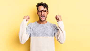 İspanyol yakışıklı adam sinirli bir ifadeyle agresif bir şekilde bağırıyor.