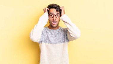 İspanyol yakışıklı adam dehşete kapıldı ve şok oldu.