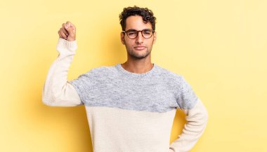 İspanyol yakışıklı adam kendini ciddi, güçlü ve asi hissediyor.