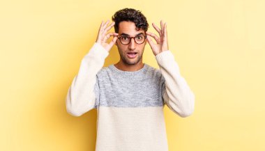 İspanyol yakışıklı adam şok olmuş, şaşırmış ve şaşırmış hissediyor.