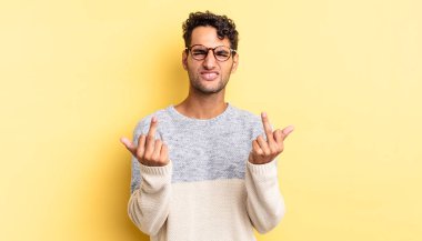 İspanyol yakışıklı adam kışkırtıcı, saldırgan ve müstehcen hissediyor.