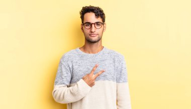 İspanyol yakışıklı adam mutlu, pozitif ve başarılı hissediyor.