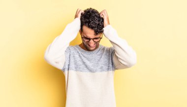 İspanyol yakışıklı adam kendini stresli ve sinirli hissediyor.