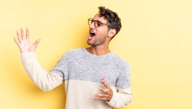 İspanyol yakışıklı bir adam opera icra ediyor ya da konserde şarkı söylüyor.