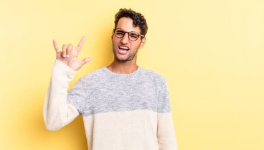 İspanyol yakışıklı adam kendini mutlu, eğlenceli, kendinden emin, pozitif ve asi hissediyor.