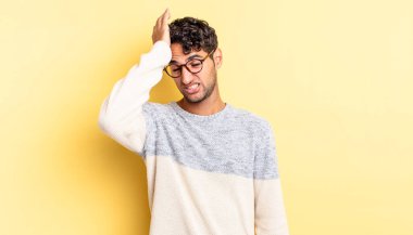 İspanyol yakışıklı adam avuçlarını alına kadar kaldırıyor.