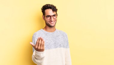 İspanyol yakışıklı adam mutlu, başarılı ve kendinden emin hissediyor.