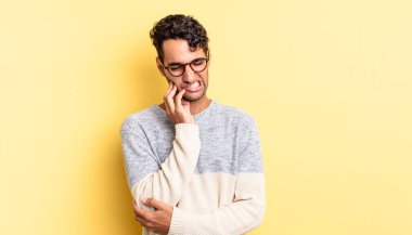 İspanyol yakışıklı adam yanağını tutuyor ve acı çeken diş ağrısı çekiyor, hasta hissediyor.