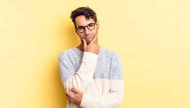 İspanyol yakışıklı adam ciddi, düşünceli ve güvenilmez görünüyor.