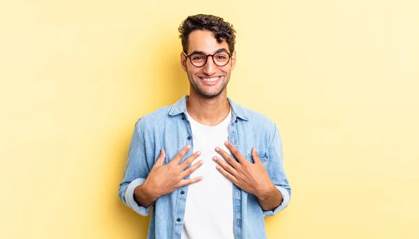 Ispanico Bell Uomo Che Sembra Felice Sorpreso Orgoglioso Eccitato Indicando — Foto Stock