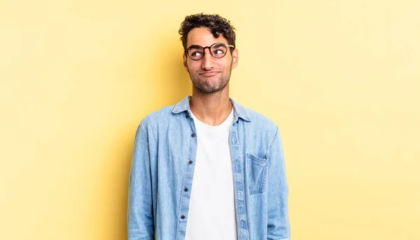 Hispânico Bonito Homem Perguntando Pensando Pensamentos Felizes Ideias Sonhando Acordado — Fotografia de Stock