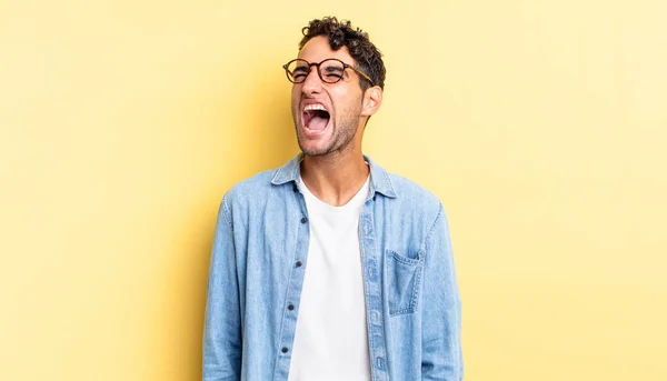 Hispânico Bonito Homem Gritando Furiosamente Gritando Agressivamente — Fotografia de Stock