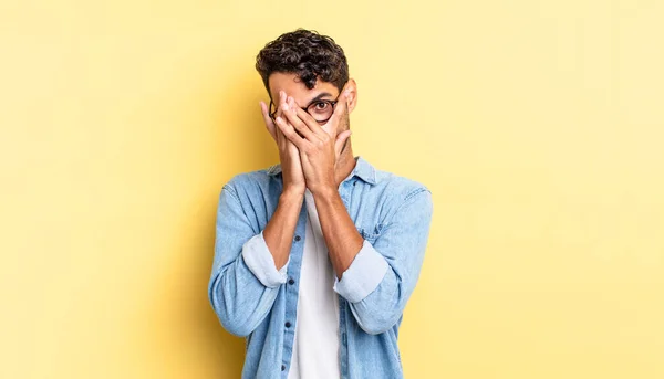 Hispanische Gutaussehender Mann Der Sich Ängstlich Oder Beschämt Fühlt — Stockfoto