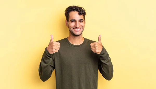 Hispánec Pohledný Muž Usmívá Široce Vypadající Šťastně — Stock fotografie