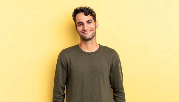 Hispânico Bonito Homem Sorrindo Alegre Casualmente — Fotografia de Stock