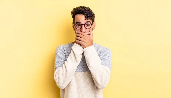 Spanisch Gut Aussehender Mann Bedeckt Mund Mit Händen Mit Einem — Stockfoto