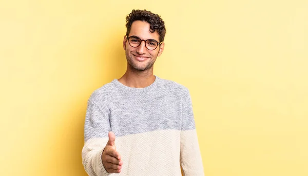 Hispánský Pohledný Muž Usmívá Vypadá Šťastně Sebevědomě Přátelsky — Stock fotografie