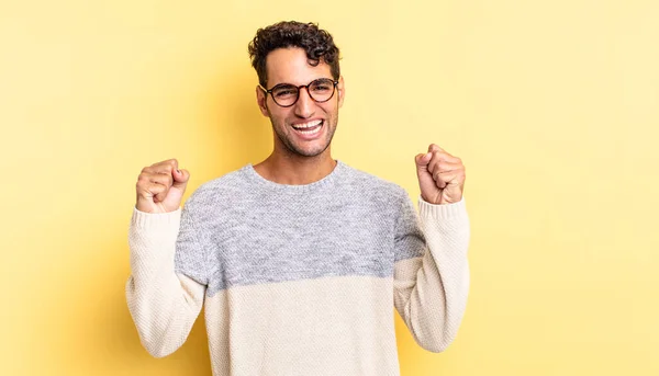 Spanyol Yakışıklı Adam Mutlu Pozitif Başarılı Hissediyor Zaferi Kutluyor — Stok fotoğraf