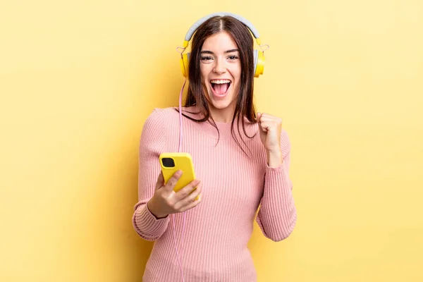 Joven Hispana Sintiéndose Conmocionada Riendo Celebrando Éxito Auriculares Concepto Teléfono —  Fotos de Stock