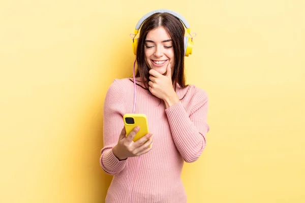 Joven Mujer Hispana Sonriendo Con Una Expresión Feliz Segura Con —  Fotos de Stock