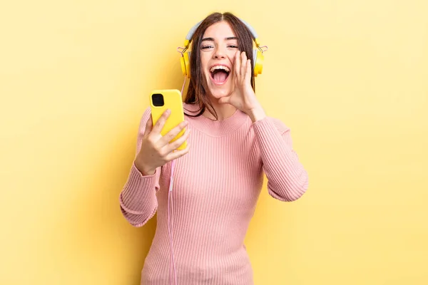 Young Hispanic Woman Feeling Happy Giving Big Shout Out Hands — Stock Photo, Image