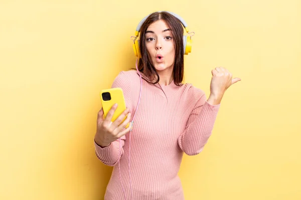 Young Hispanic Woman Looking Astonished Disbelief Headphones Telephone Concept — Stock Photo, Image