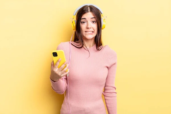 Joven Mujer Hispana Mirando Perpleja Confundida Auriculares Concepto Teléfono —  Fotos de Stock