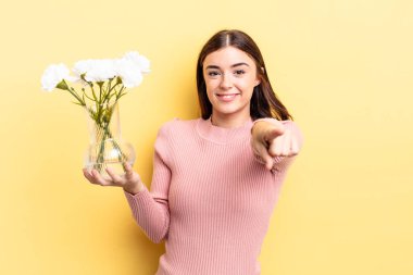 Genç İspanyol kadın kamerayı göstererek seni seçiyor. saksı konsepti