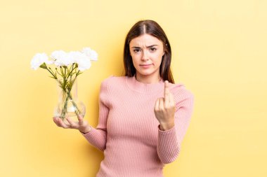 Genç İspanyol kadın kızgın, sinirli, asi ve agresif hissediyor. saksı konsepti