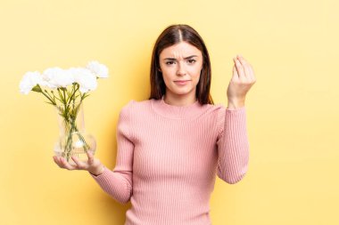 Genç İspanyol kadın kapiş ya da para hareketi yapıyor, sana ödemeni söylüyor. saksı konsepti