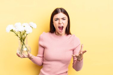 Genç İspanyol kadın kızgın, sinirli ve hayal kırıklığına uğramış görünüyor. saksı konsepti