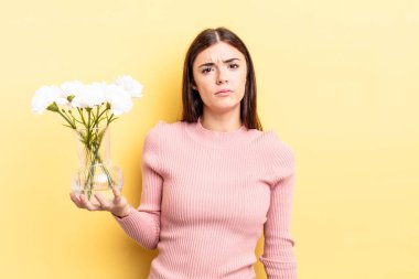 Genç İspanyol kadın üzgün ve mızmızlanıyor. Mutsuz bir bakışı var ve ağlıyor. saksı konsepti