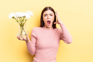 Genç İspanyol kadın ellerini havaya kaldırarak çığlık atıyor. saksı konsepti