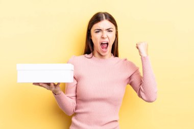 Genç İspanyol kadın öfkeli bir ifadeyle agresif bir şekilde bağırıyor. boş kutu kavramı