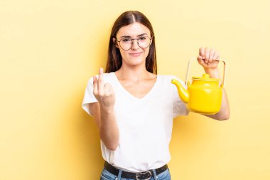 Genç İspanyol kadın kızgın, sinirli, asi ve agresif hissediyor. çaydanlık konsepti