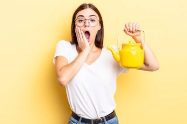 Genç İspanyol kadın şok olmuş ve korkmuş hissediyor. çaydanlık konsepti