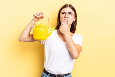 Genç İspanyol kadın düşünüyor, kuşkulu ve şaşkın hissediyor. çaydanlık konsepti