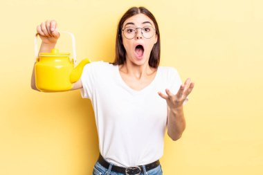 Genç İspanyol kadın şok olmuş ve şaşırmış hissediyor. çaydanlık konsepti