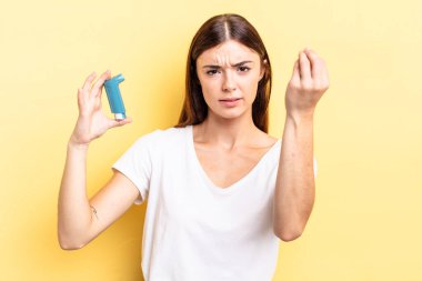 Genç İspanyol kadın kapiş ya da para hareketi yapıyor, sana ödemeni söylüyor. astım konsepti