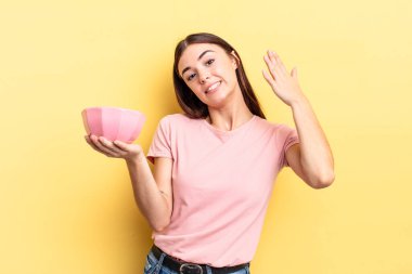 Genç İspanyol kadın stresli, endişeli, yorgun ve hayal kırıklığına uğramış hissediyor. boş kase kavramı