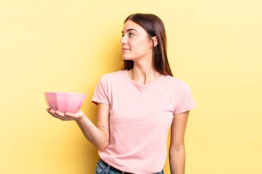 Profil görünümlü genç İspanyol kadın hayal mi kuruyor yoksa hayal mi kuruyor? boş kase kavramı