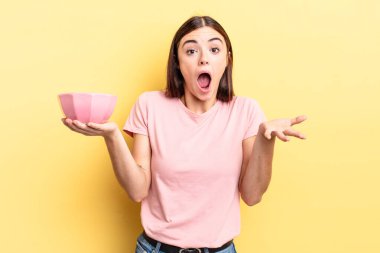 Genç İspanyol kadın inanılmaz bir sürprizle şaşkına dönmüş ve hayrete düşmüştü. boş kase kavramı