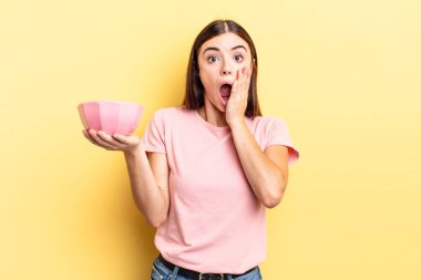 Genç İspanyol kadın şok olmuş ve korkmuş hissediyor. boş kase kavramı